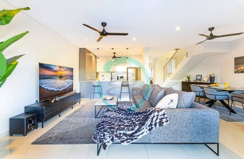 Fannie Bay Apartment | ZEN ARCTIC LUXURY 2-STORY House & Pool