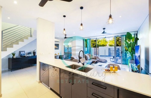 Fannie Bay Apartment | ZEN ARCTIC LUXURY 2-STORY House & Pool