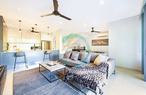 Fannie Bay Apartment | ZEN ARCTIC LUXURY 2-STORY House & Pool
