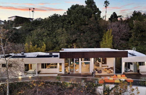 Beverly Hills Villa | ZEN Estate Luxurious 5-bedroom villa in beautiful Beverly Hills with WiFi