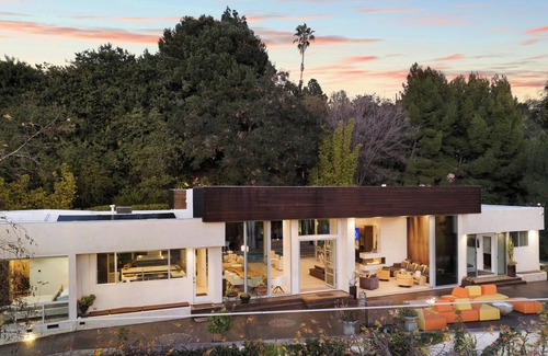 Beverly Hills Villa | ZEN Estate Luxurious 5-bedroom villa in beautiful Beverly Hills with WiFi