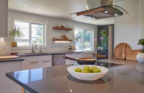 Amazon Villa | Zen Haus Suite A · Serene Retreat, KING BEDS, near UO, w/views
