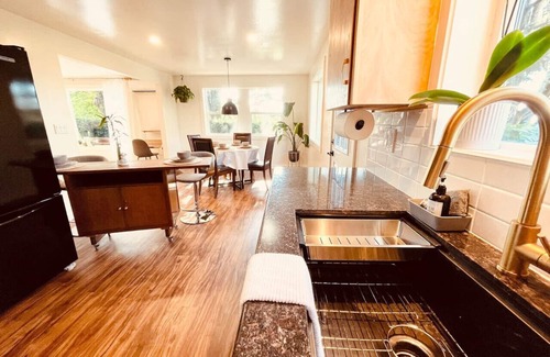 Amazon Apartment | Zen Haus Suite B · one-level, fast Wi-Fi, UO 1 mi