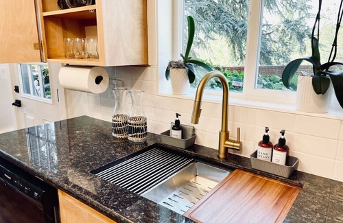 Amazon Apartment | Zen Haus Suite B · one-level, fast Wi-Fi, UO 1 mi