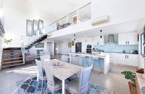 Darwin City Centre Apartment | Zen Pinnacle Penthouse Ambience ~ Views ~ Pool ~ Gym