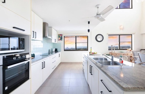 Darwin City Centre Apartment | Zen Pinnacle Penthouse Ambience ~ Views ~ Pool ~ Gym