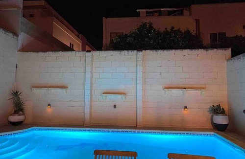 St. Andrew's Villa | Zen villa with pool close to the sea