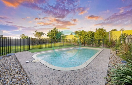 Johnston House | Zenhouse (Lind) Private Pool ~ Bar ~ Pets OK
