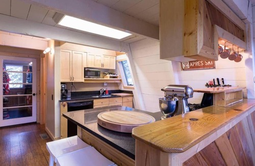 Truckee Cabin | Zephyr by AvantStay | Stylish Frame w/Access To Tahoe Donner