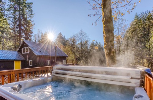 Zigzag Cabin | ZigZag River Cabin w/ Hot tub, bbq and healing nature all around, Riverbend #1
