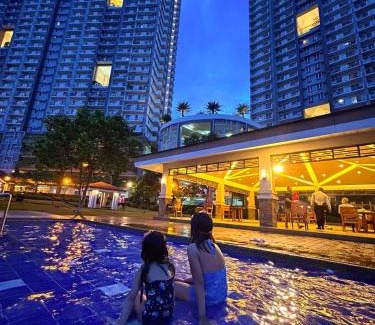 Quezon City Apartment | Zinnia Towers 1BR Condo with PS4 Karaoke Netflix & Swimming Pool