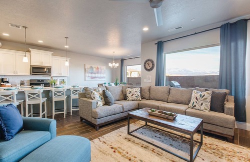 Hurricane Condo | Zion Village Resort 2102| Community Pool, Ping Pong table, and near Zion National Park