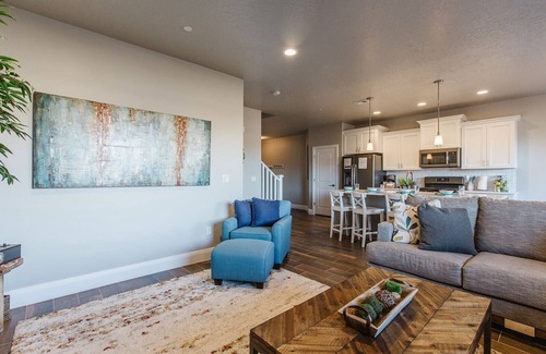Hurricane Condo | Zion Village Resort 2102| Community Pool, Ping Pong table, and near Zion National Park