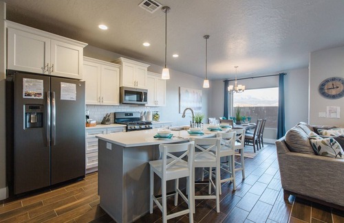 Hurricane Condo | Zion Village Resort 2102| Community Pool, Ping Pong table, and near Zion National Park