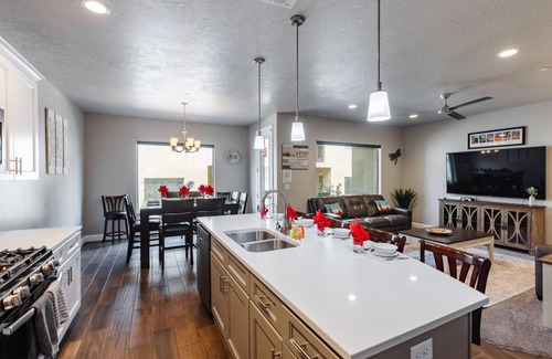 Hurricane House | Zion Village Resort 415 | Private Hot Tub, Ping Pong Table, and Community Pool access