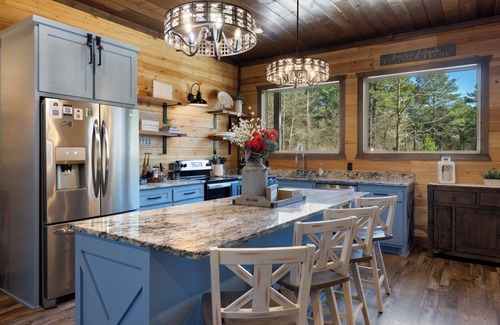 Broken Bow Cabin | Zipline! Playground HotTub Firepit Arcade 4KingBed