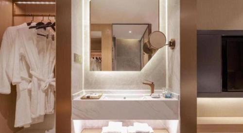 Central Business District Hotel | ZMAX Hotels Shenzhen Lianhuacun Metro Station