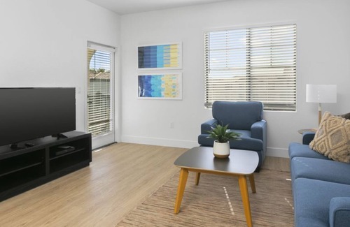 Glendale Sports and Entertainment District House | Zone Luxe Ideal 2BR Condo w Gym & Pool for Family Vacations