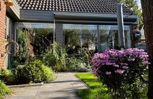 Noordwijkerhout House | "Zonnekind" Atmospheric holiday home in Noordwijkerhout near the beach