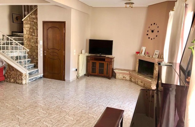 Αυτόνομη μεζονέτα με εσωτερικό τζάκι και μπαλκόνια