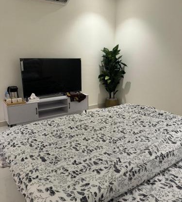 استديو انيق بشاشة 4K Elegant studio with 4K screen