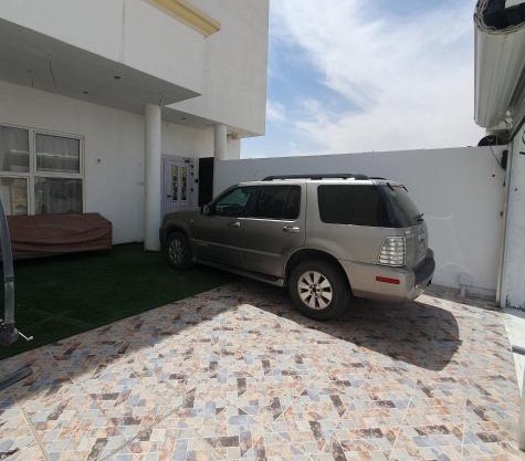 ستوديو بفناء خارجي ومدخل سيارة خاصين