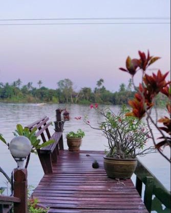 เรือนรอยน้ำ บ้านกามเทพ โฮมสเตย์ อัมพวา
