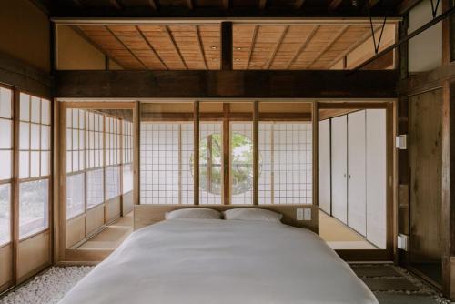 紡ノ座 築100年 一日一組限定のモダン古民家ステイ