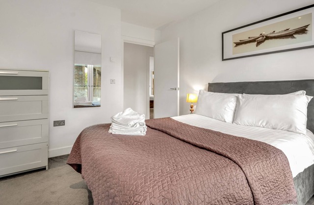 03 Bed Aprtment in Regent's Canal by MySquare