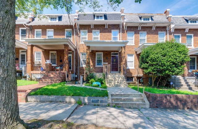 1/2 Mi to Metrobus Stop! Walkable Petworth Duplex