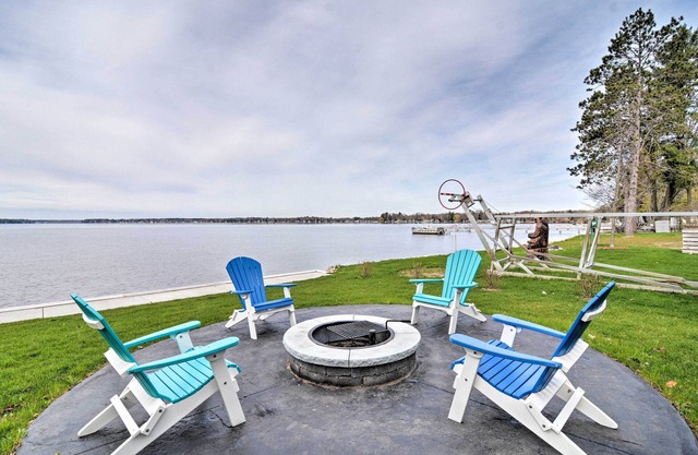1/2 Mi to White Pine Trail: Lakefront Home w/Dock
