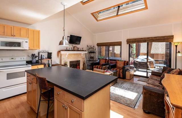 1 Alpine Terrace - with private hot tub STR #573 No Roadside parking