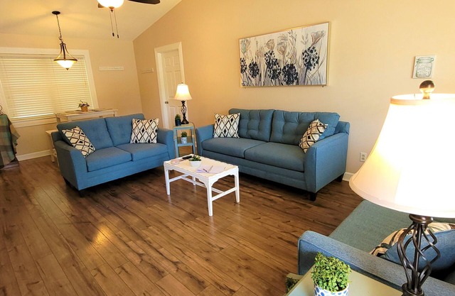 1 Bdrm home sleeps 2, 1 mile from I-65, shopping and dining. Fenced backyard