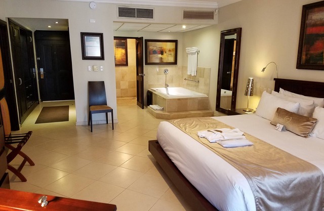 1 Bdrm Presidential Suite w/GOLD All-Inclusive Bracelets or BLACK Upgrade