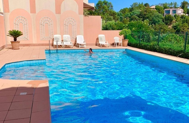 1 bed apt, shared pool, FREE wifi, in a small complex, mountain and sea views.