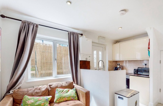 1 Bed Flat in Arnos Grove Near Alexandra Palace