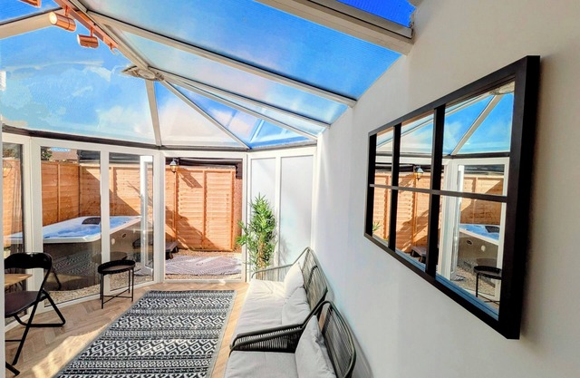 1-Bed Retreat - Hot Tub, Private Garden & Bbq