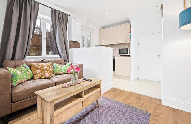 1 bedroom 2 min New Southgate/Arnos Grove London
