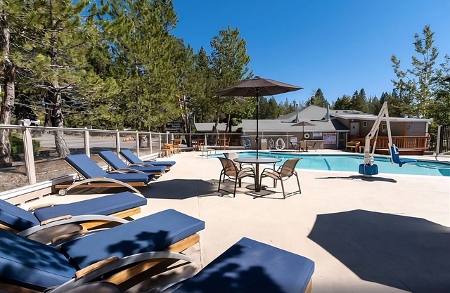 1 Bedroom Condo! Private Beach, Kitchenette, Free Parking, Outdoor Pool!