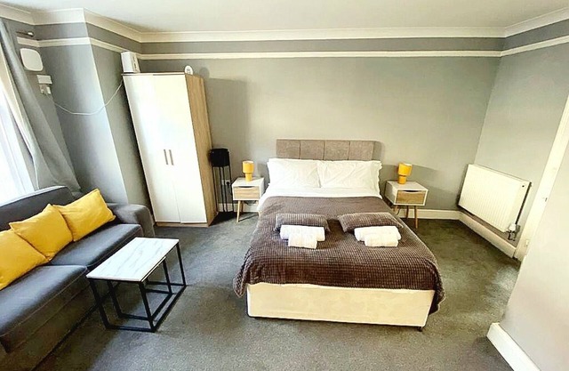 1 Bedroom Flat 2 Min Walk to Station & Town Centren