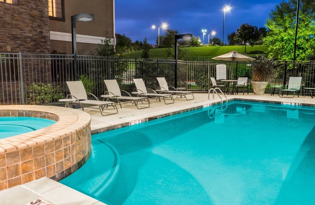 1 Bedroom | Free Breakfast. Outdoor Pool & Hot Tub