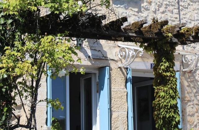 1 bedroom house - South terrace facing the river (NO GARDEN)
