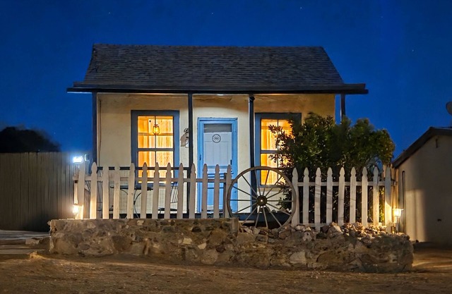 1-bedroom house with WiFi/AC, walk to Allen Street in the Historic District