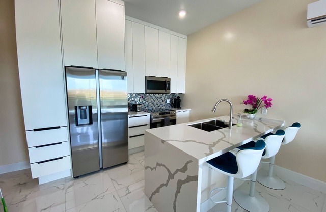 1 Bedroom Luxury Condo - In the heart of Grace Bay