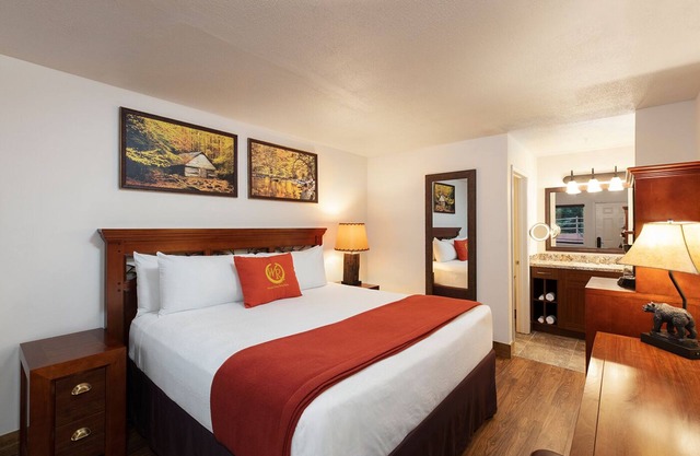 1 bedroom resort in charming Branson Woods with large rooms and activities