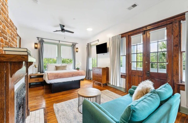 1 Bedroom Suite w/Full Kitchen & Private Balcony