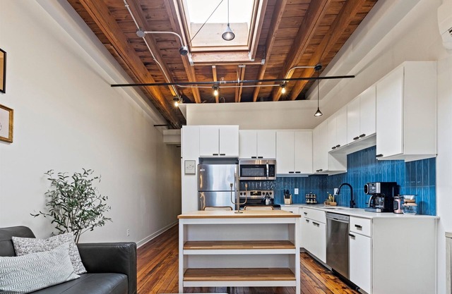 1 Bedroom Walkable to T-Mobile, P&L, Streetcar + Pkg