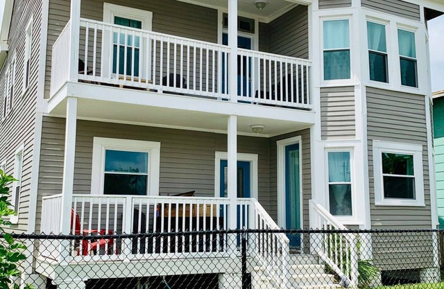 1 Block to Beach/Pleasure Pier/Park/Dining~Partial Water View on Balcony~Off Street Parking Spot