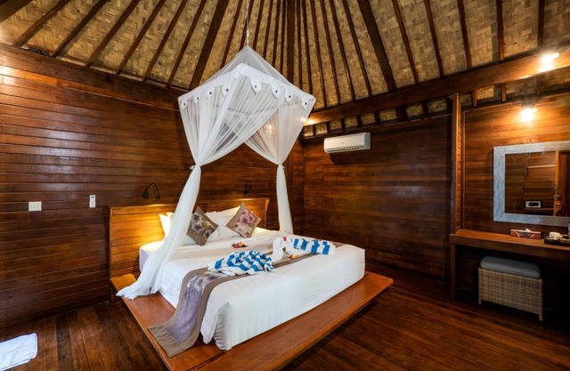 1 BR Balinese Wooden Cottage Near Mushroom Beach Nusa Lembongan