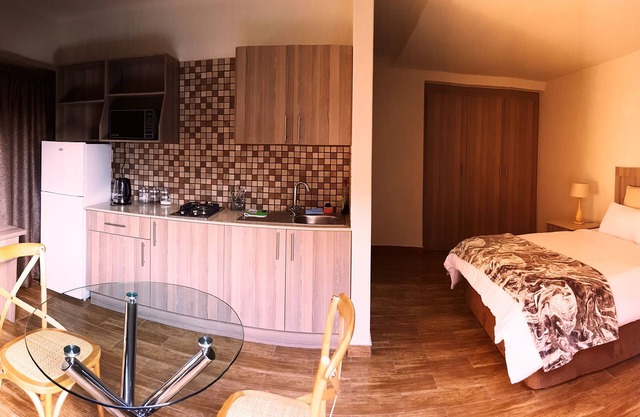 1 Deluxe Ground Unit with double bed huge TV+ private garden
